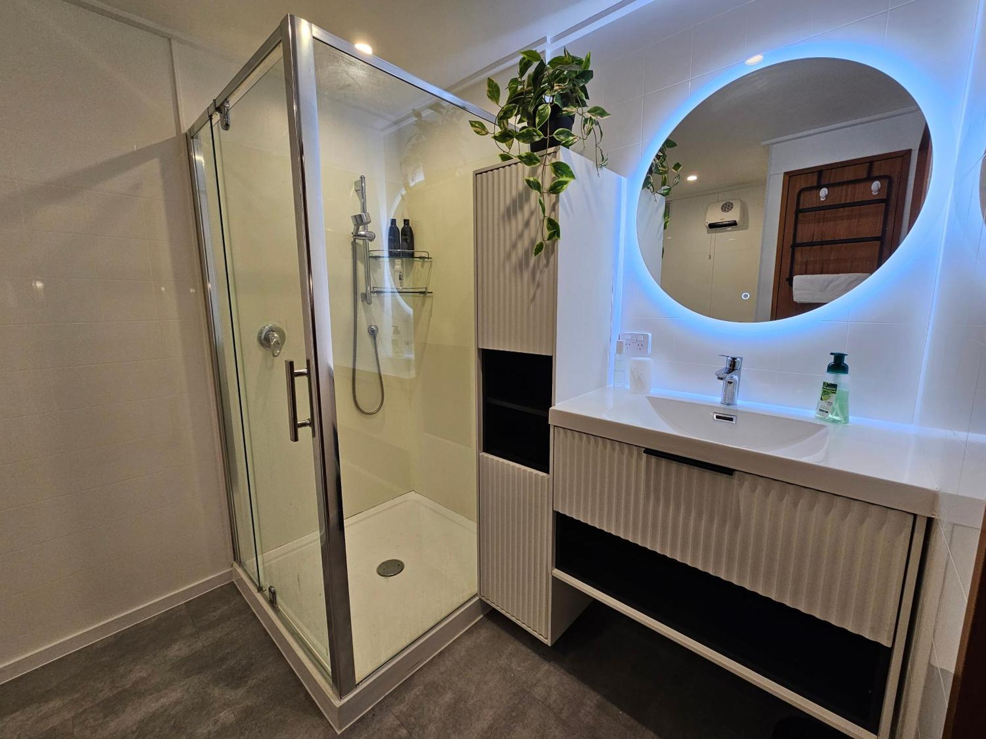 St James Apartments Квинстаун Номер фото